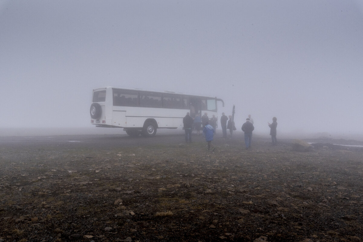 https://ru.freepik.com/free-photo/big-white-bus-and-a-group-of-people-near-it-in-foggy-weather-in-iceland_10186578.htm