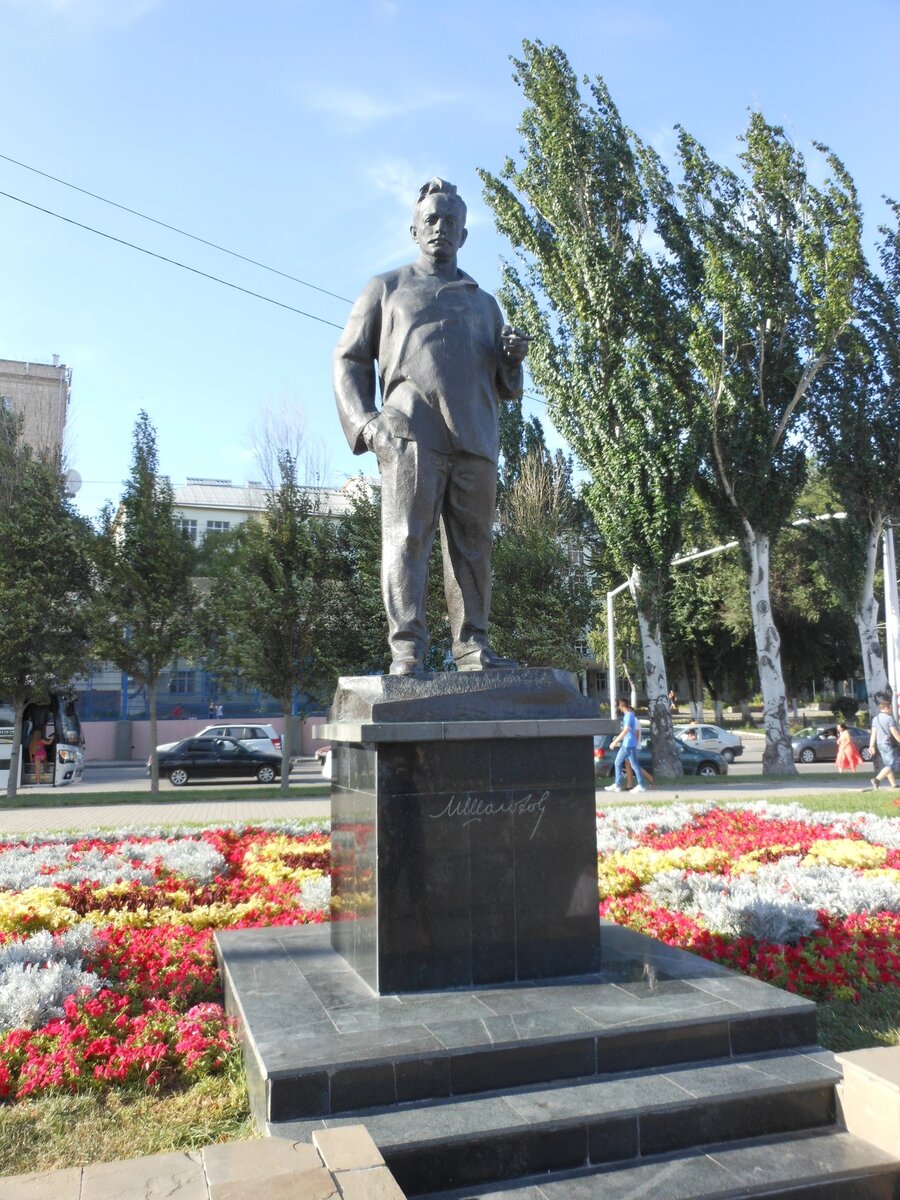 Памятник Шолохову в Ростове на Дону. Фото автора 