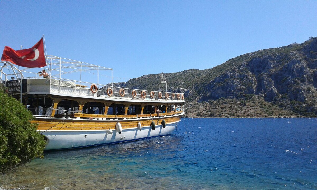 Наш экскурсионный "кораблик" или скорее "лодочка" 