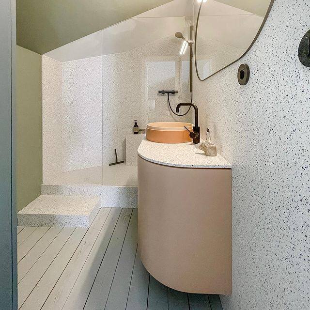 Отделка санузла камнем Kerrock - стены, столешница,  пол в душевой.