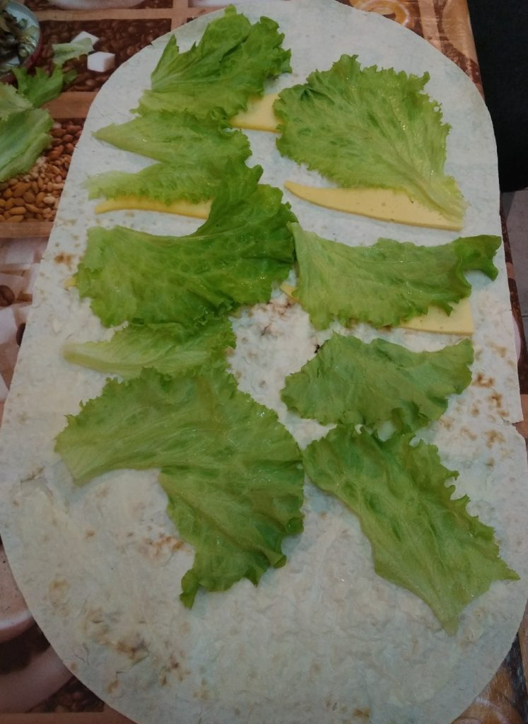 Следующий слой листья салата