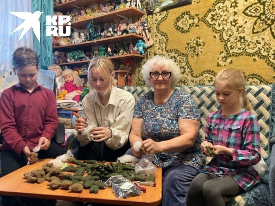    Мишек помогает шить вся семья. Фото: Предоставлено Натальей Борзых