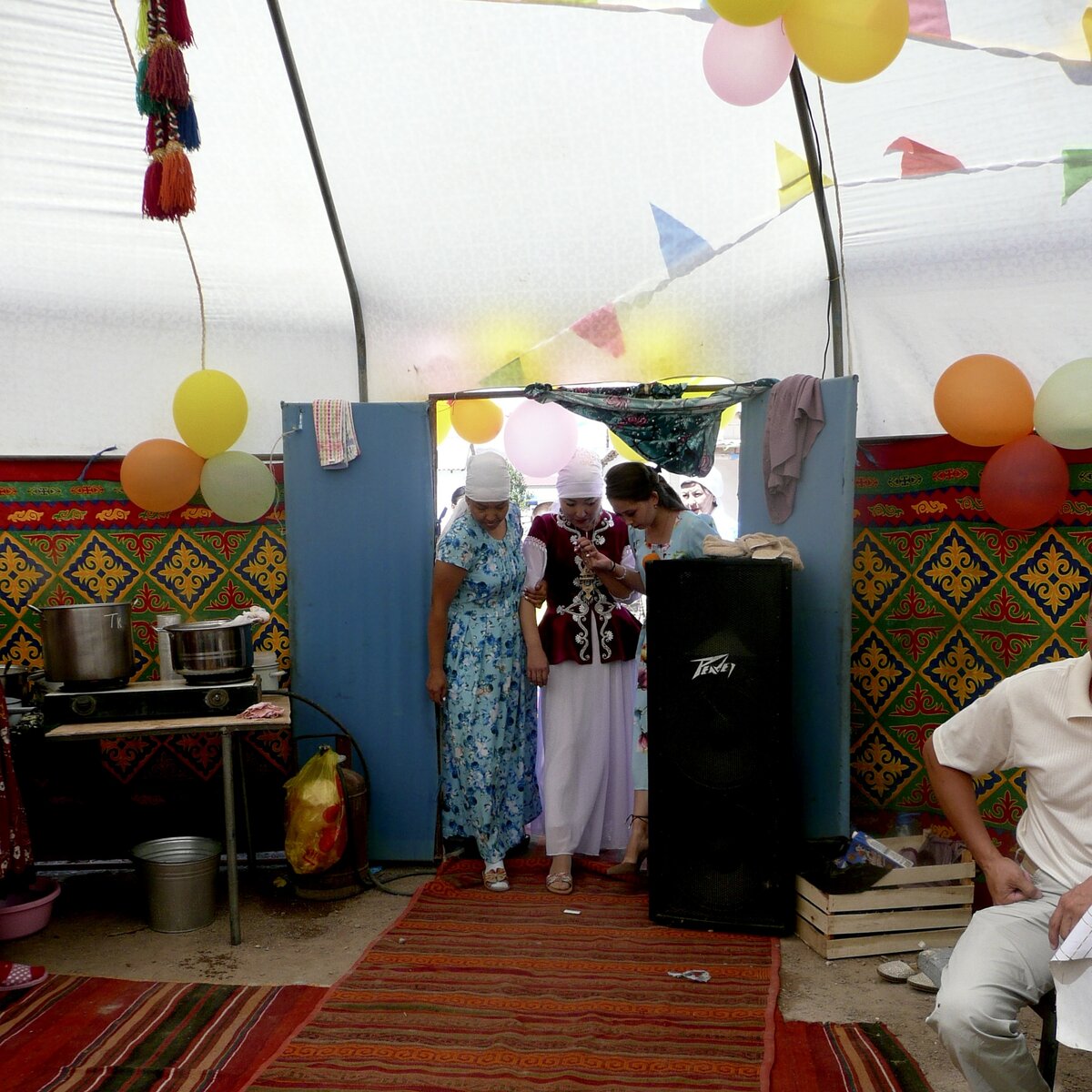 Молодуха переступает порог свадебной юрты для гостей правой ногой. Республика Казахстан, Мангистауская обл. 2018 г. Фото Л.Ф. Поповой