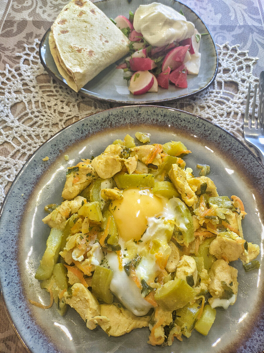 Курица с овощами и яйцом, салат из редиса и зелени со сметаной, лаваш с сыром