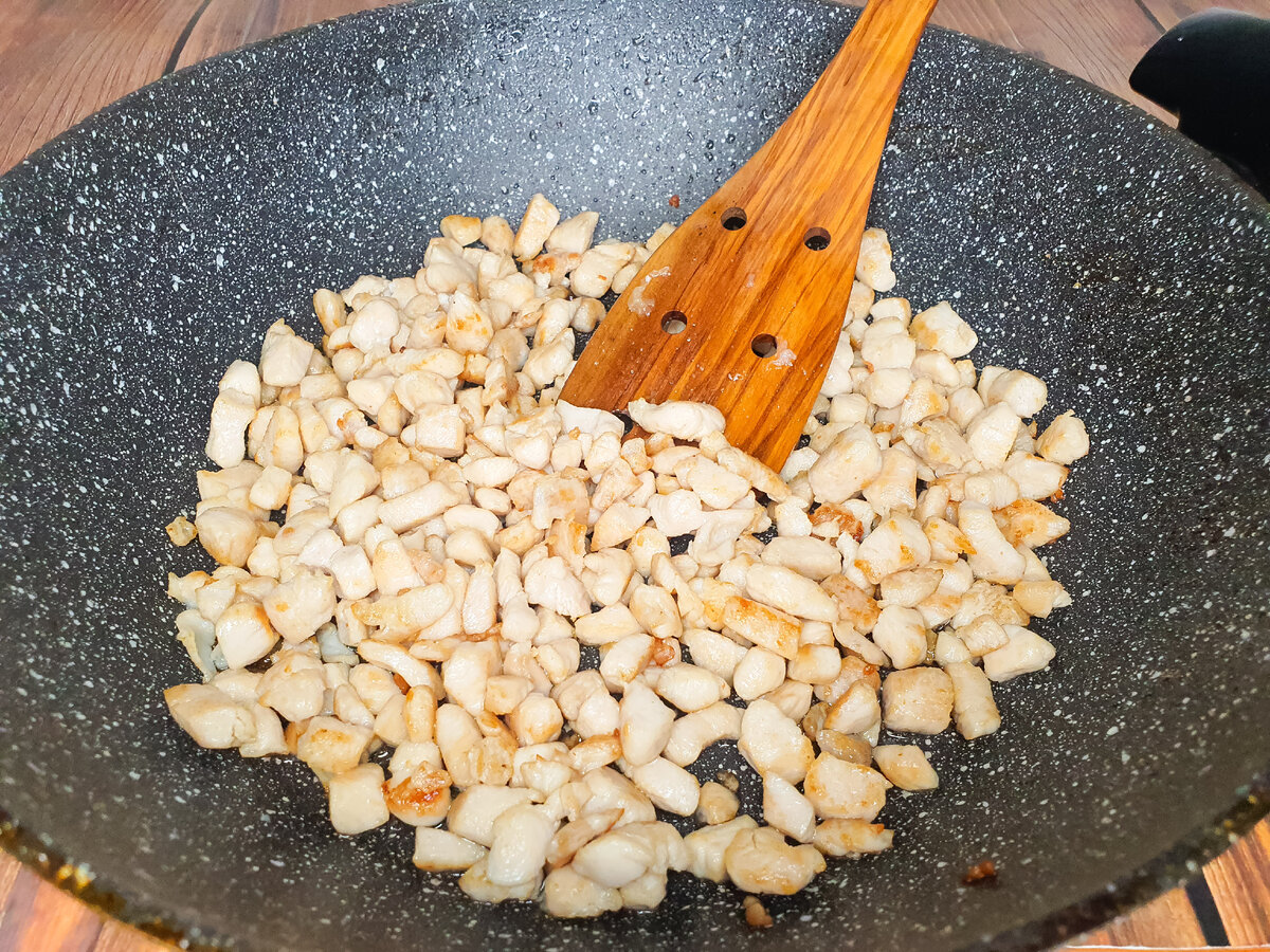 Обжариваем курицу 