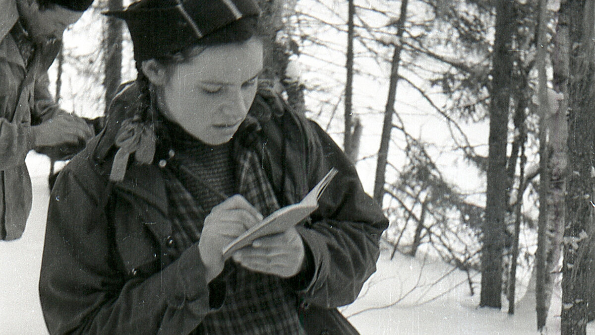 Зина Колмогорова заполняет дневник.