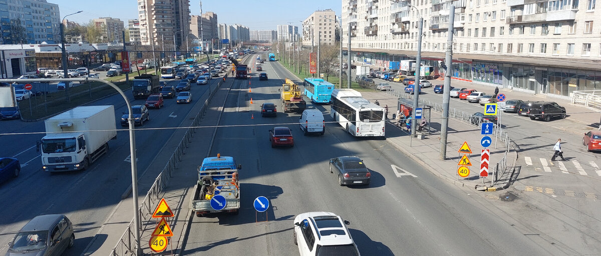 Состояние дороги в день начала ремонта. С левой полосы сдирают покрытие.