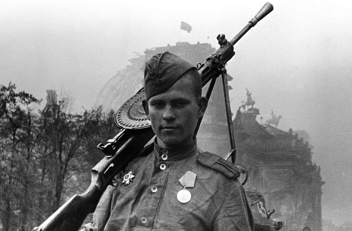 Солдат 1945 году победа. Тимофей Мельник фотокорреспондент. Иван Горностаев пулеметчик. Солдаты Великой Отечественной войны. Советский солдат.