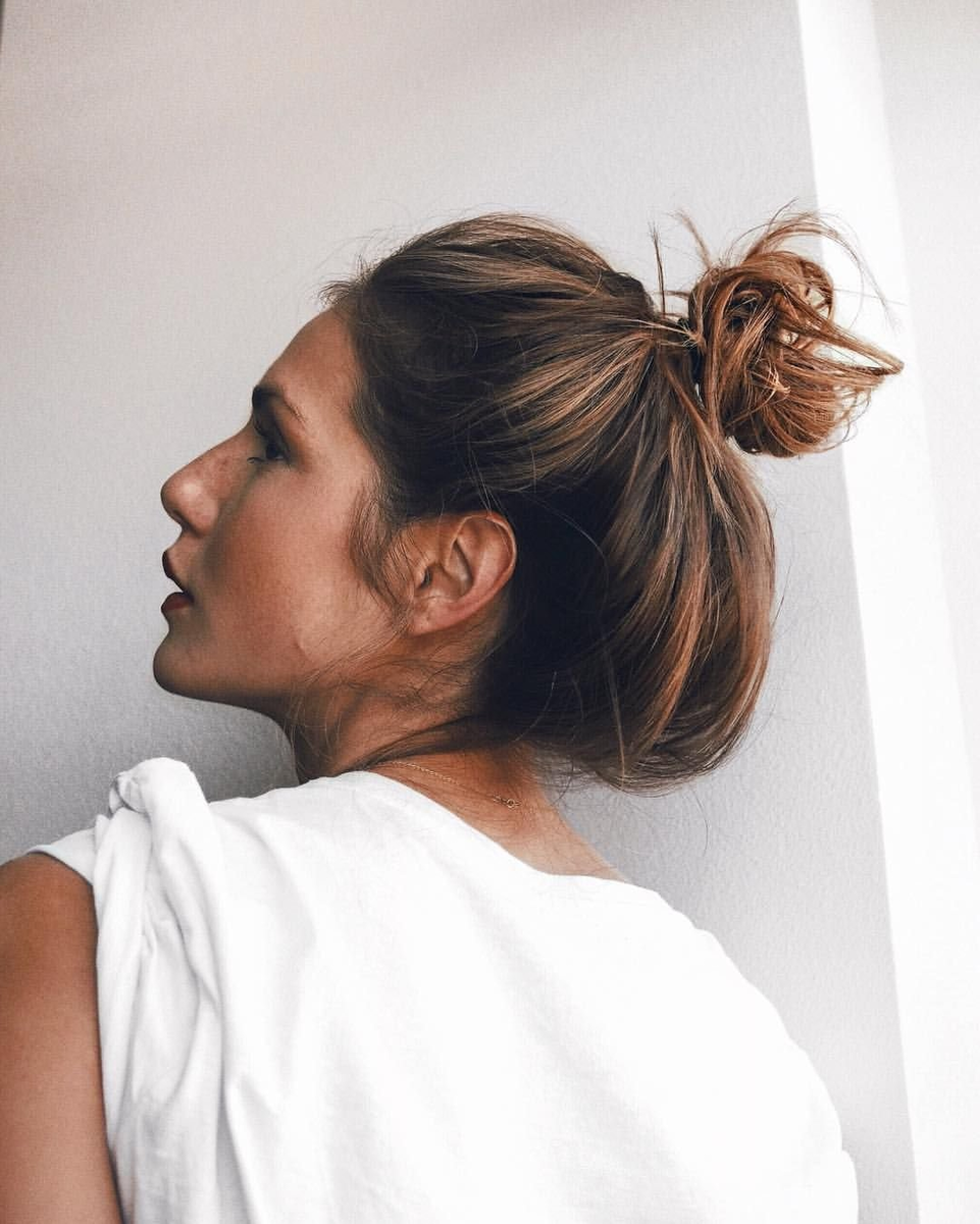 Небрежный пучок на средние волосы. Небрежные прически на средние волосы. Красивый пучок. Небрежные манеры. Прическа растрепанный пучок.