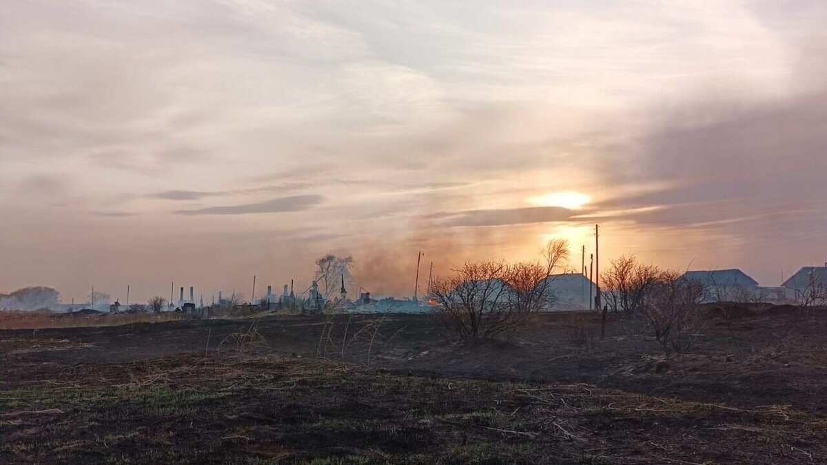     На месте возгорания продолжается тушение и ликвидация.