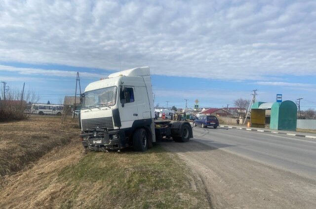    Место ДТП, тягач. Фото: ГИБДД по Тюменской области