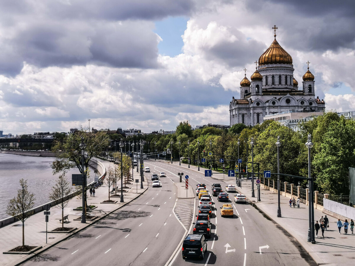 Вид на храм с Большого Каменного моста. Пречистенская набережная.