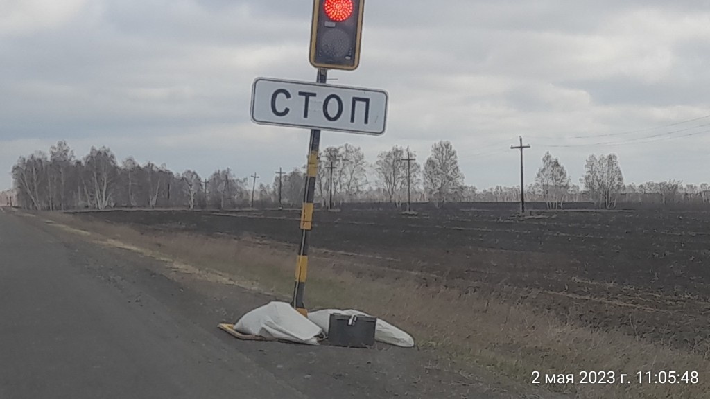 светофор от аккумулятора работает. аккумулятор в ящике и под замком. не выключишь)))))))