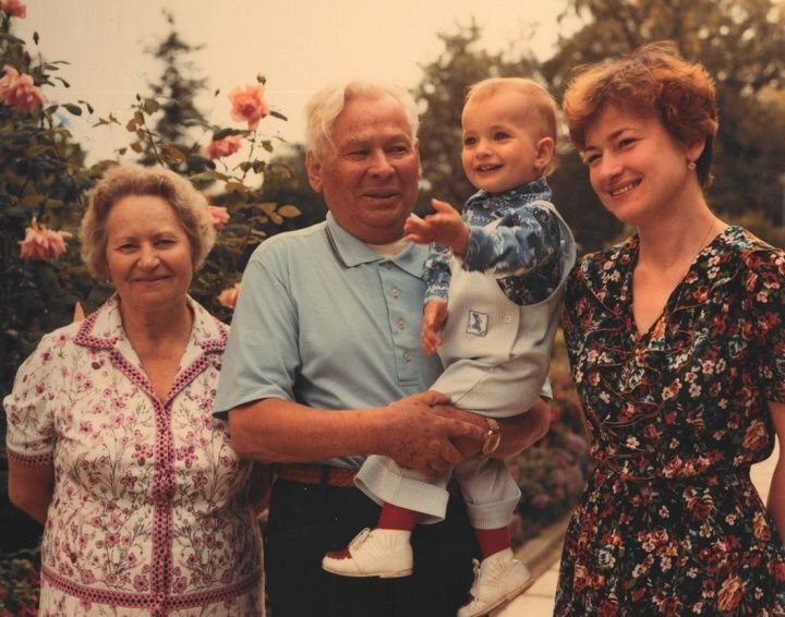      В кругу семьи, фото из открытых источников.