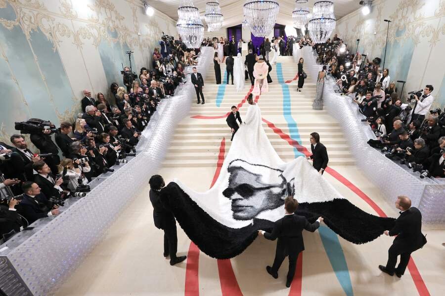 Тема Met Gala 2023: Karl Lagerfeld: A Line of Beauty. Актёр и певец Джереми Поуп был с портретом Карла Лагерфельда на мантии
