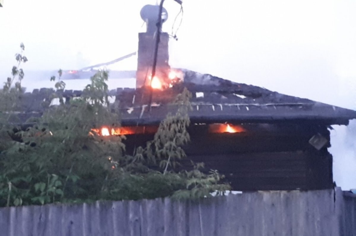    В Нариманова под Тюменью женщина вынесла из горящего дома внука и собаку