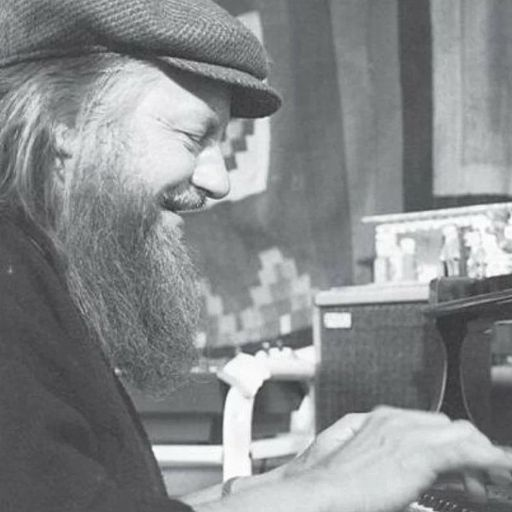 Роберт Уайатт при работе над материалом Dondestan в своей музыкальной комнате в Лауте. (pastdaily.com)