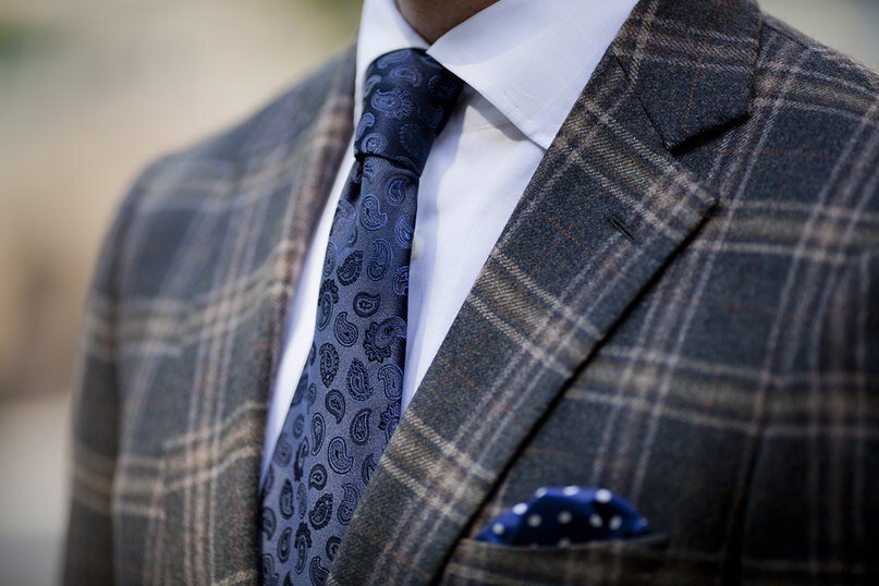 С момента появления в 17 веке ярких галстуков, которые носили хорватские наёмники, чтобы отличаться на поле боя, мужские галстуки стали ключевым элементом мужской моды на протяжении веков