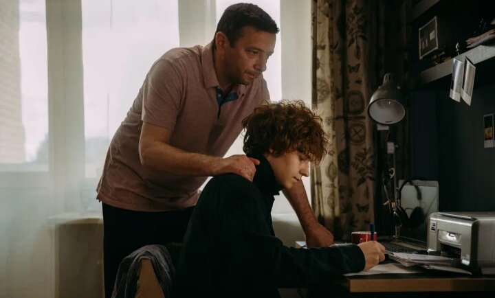 Отец пытается убедить Гошу подписать договор на усыновление Виталика. 