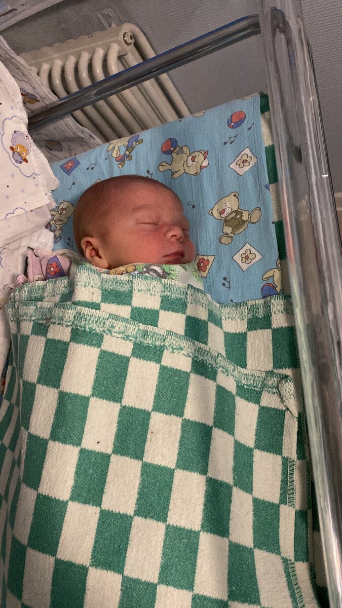 Первый день жизни Тимура. Сейчас смотрю его последние фото на три месяца и просто колоссальная разница. Был таким маленьким синим комочком, а сейчас уверенно набирает вес, щеки растут, взгляд осознанный. 