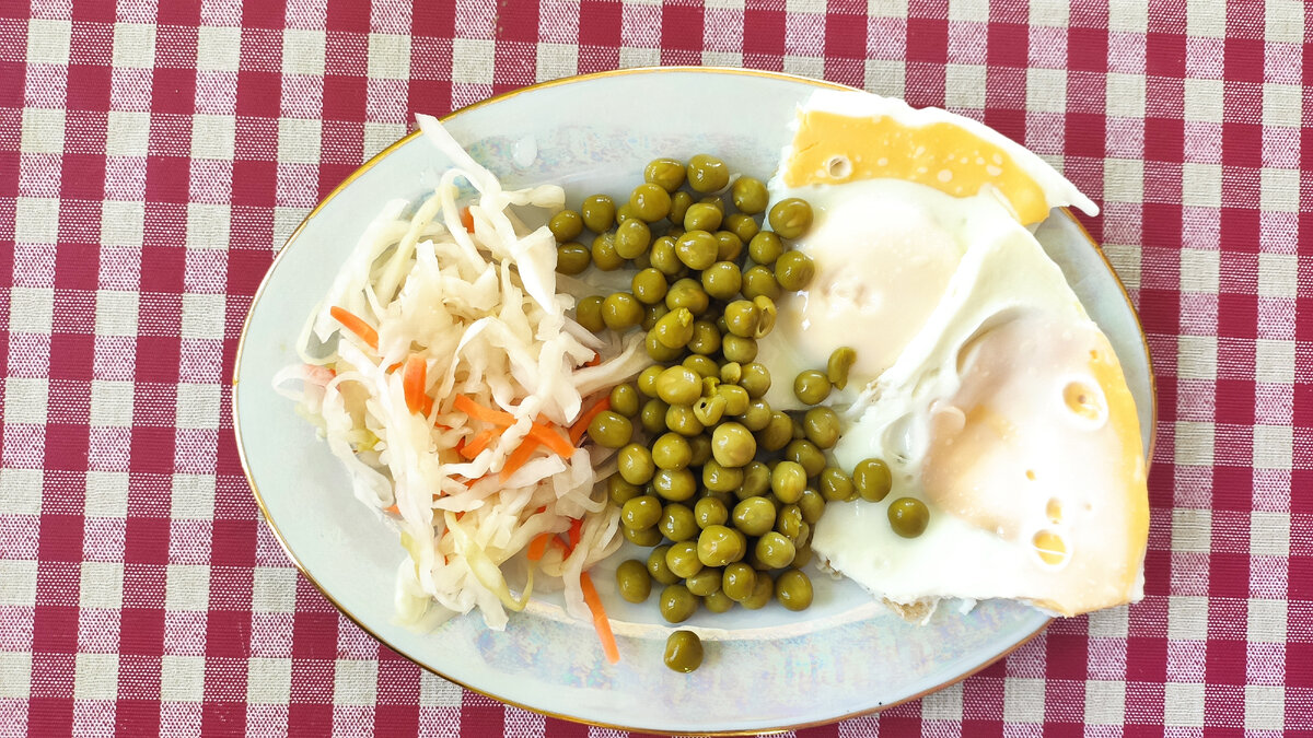 Два яйца, горошек, квашенная капуста.