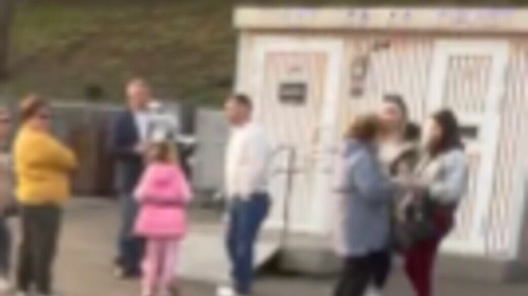     На длинных майских выходных левобережная набережная Красноярска собрала огромное количество гуляющих. И большие очереди у туалетных кабинок.