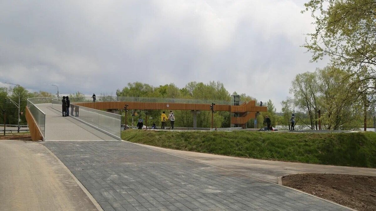     В Нижегородской области открыли новый пешеходный мост. Об этом сообщает пресс-служба регионального правительства.