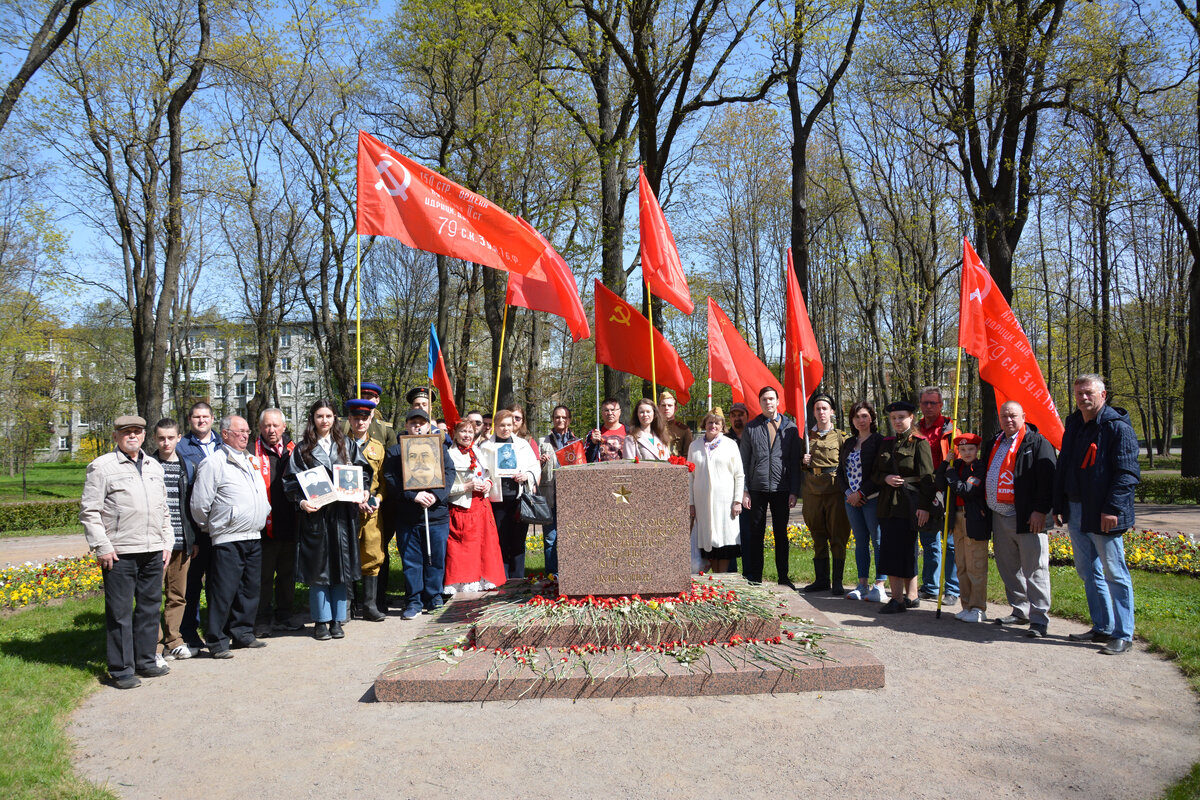 Камень с высеченными на нем именами Героями Советского Союза на Октябрьском бульваре.