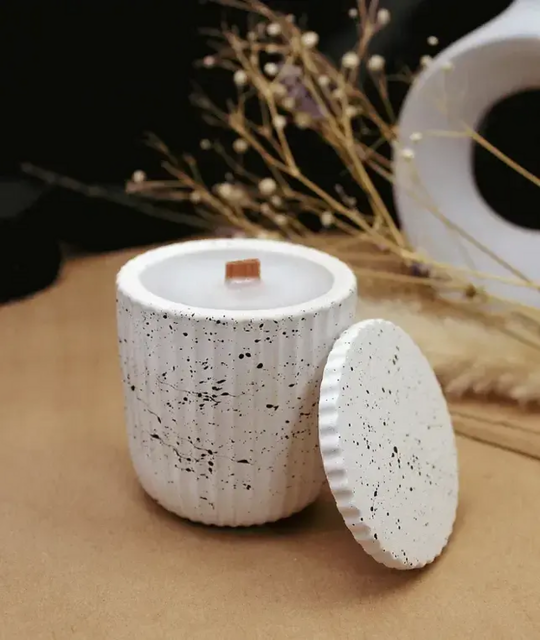 Свеча в подсвечнике из гипса.Источник: Fon-tan.ru