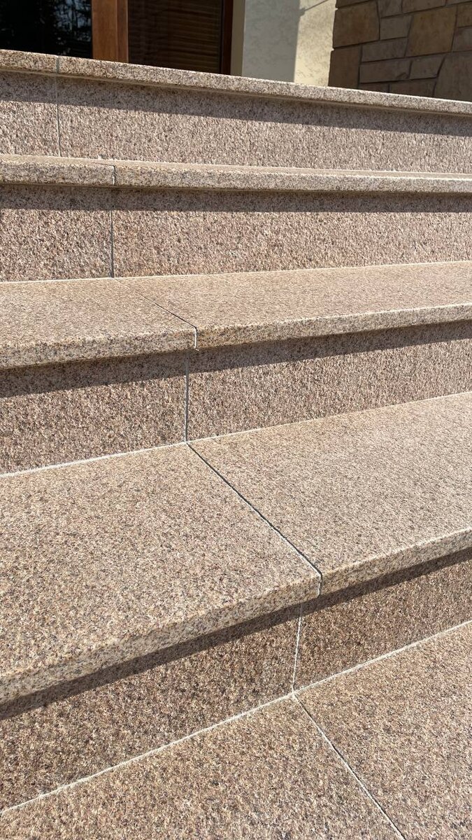 Наш проект - лестница из гранита Yellow Marakuya