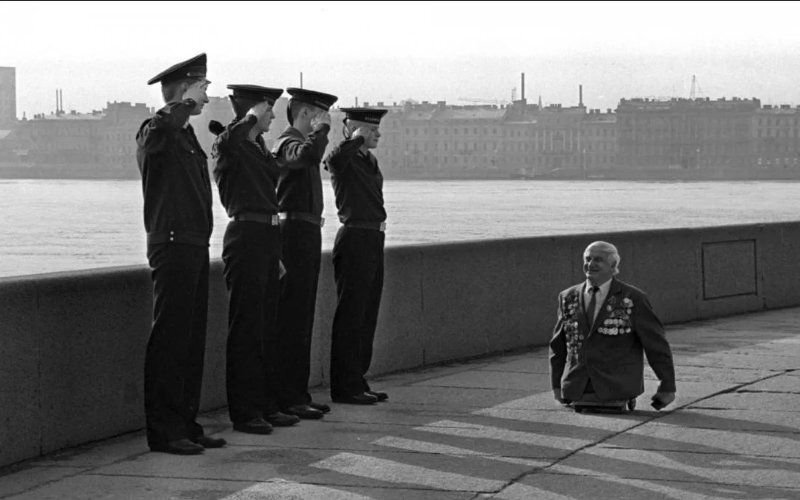      Моряки отдают честь безногому ветерану. Фото Ивана Куртова