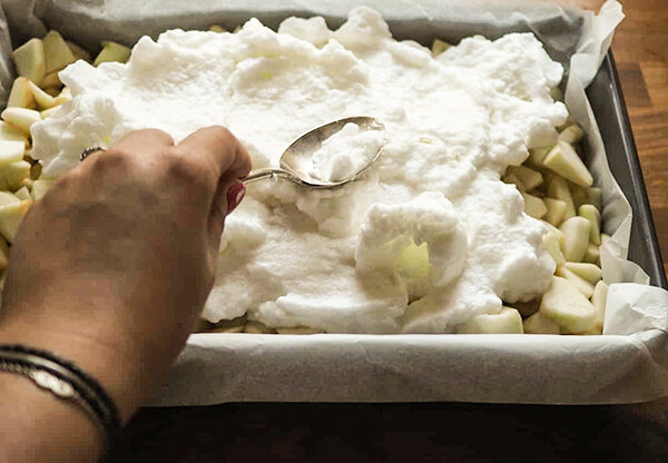 Этот простой пирог с яблоками по силам приготовить любой начинающей хозяйке. Его отличает большой слой яблочной начинки, окруженный сверху и снизу тонким слоем нежного хрупкого песочного теста.-7