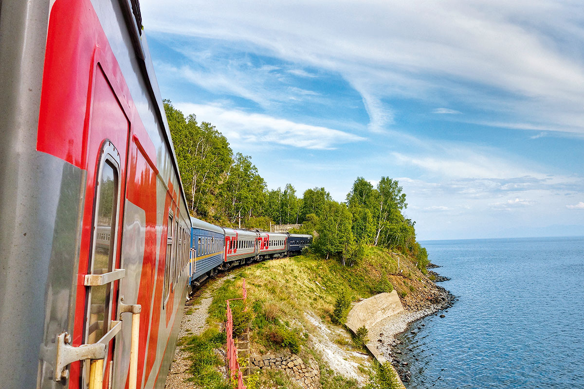 Отправиться по маршруту. Trans Siberian Express железная дорога. Круизный поезд Байкал. Транссибирская магистраль интерьер поезда. Путешествие на поезде по России.