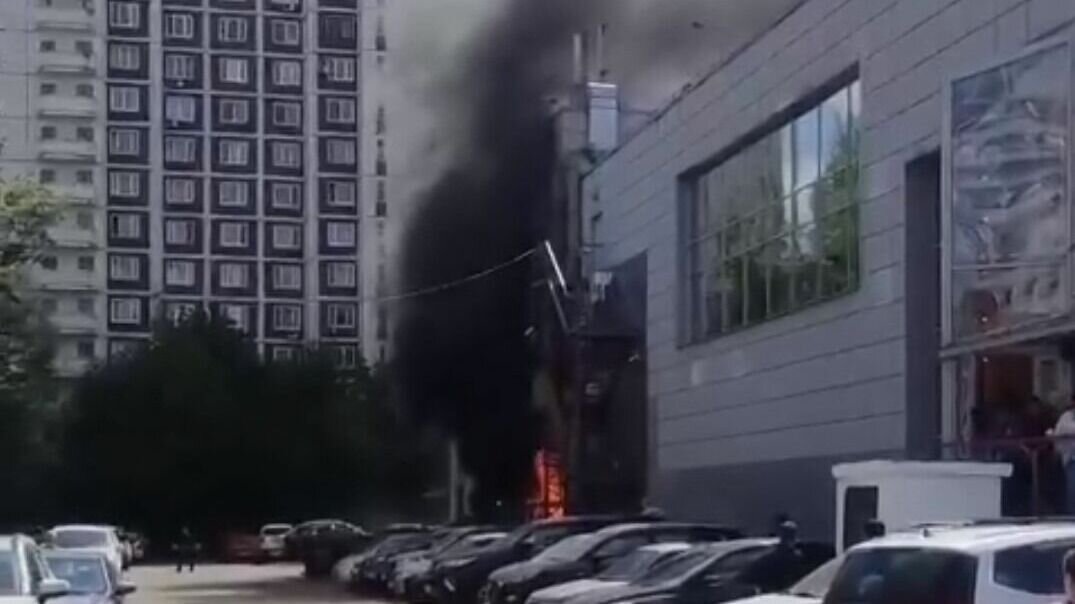     В здании торгового центра на Бульваре Адмирала Ушакова в Южном Бутово разгорелся пожар. По информации в СМИ, возгоранию предшествовал взрыв, предположительно, газовых баллонов.
