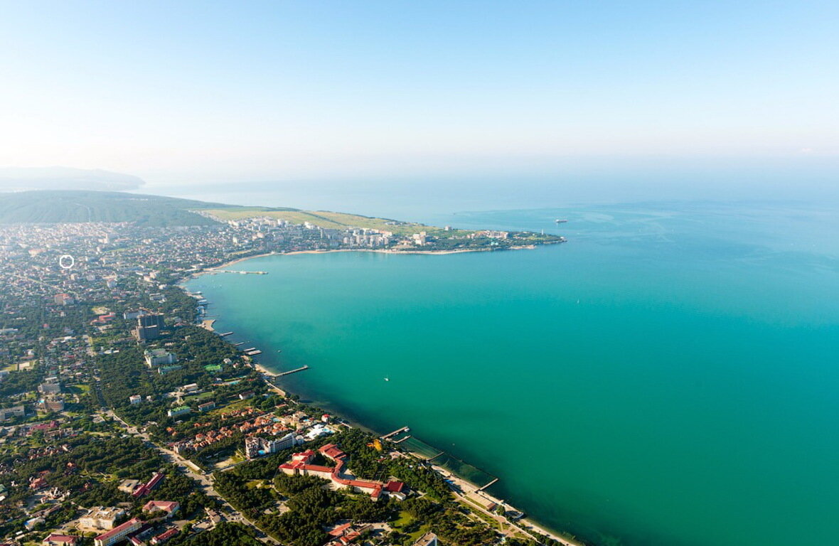 Город курорт. Геленджик Краснодарский край. Курорты Геленджикской бухты. Геленджикская бухта море. Геленджикская бухта Новороссийск.