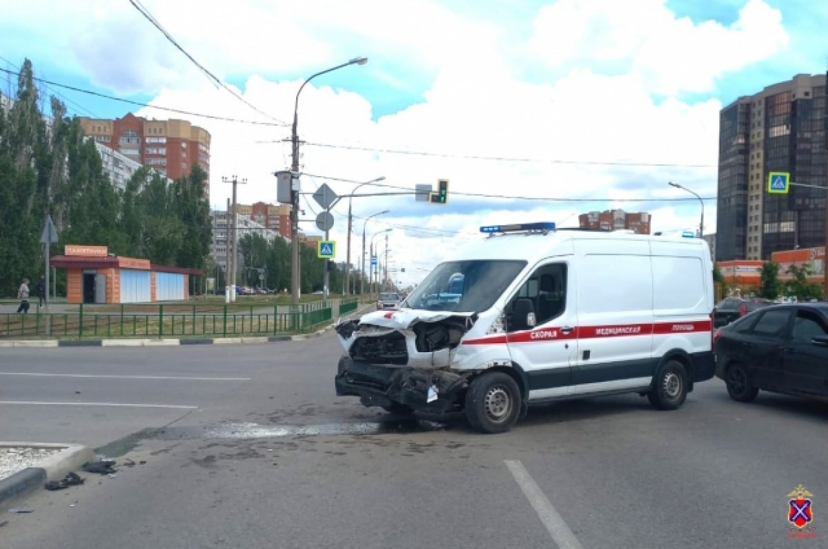    На трамвайных путях оказалась иномарка после ДТП со скорой в Волжском