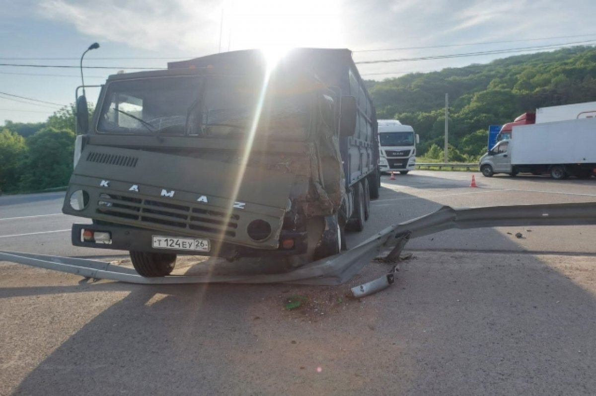    Под Новороссийском из-за ДТП с грузовиком затруднен проезд транспорта