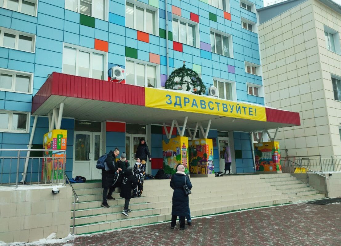 Директор школы в Югре пожаловалась в полицию на ученицу с желто-синими афрокосичками.  Фото: ФедералПресс / Ирина Ромашкина