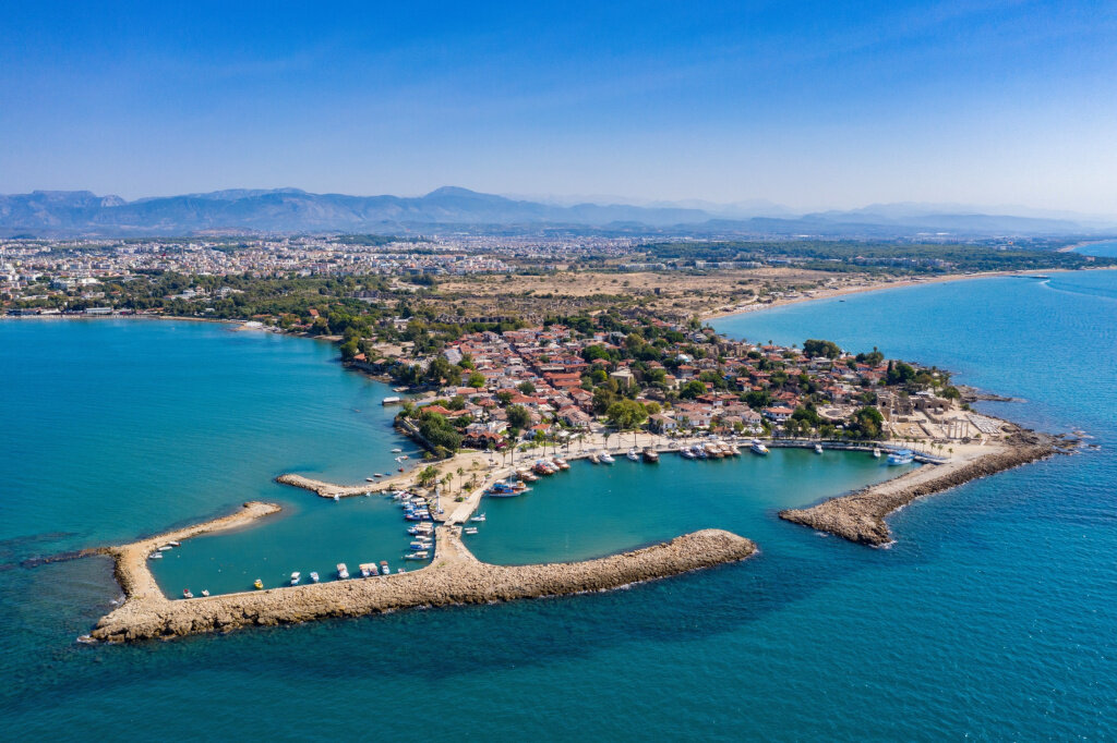 Вид с воздуха на античный город Сиде