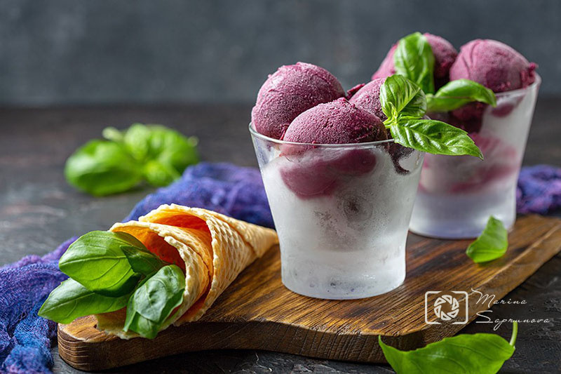 Лето, солнце и черничное мороженое с зеленым базиликом.