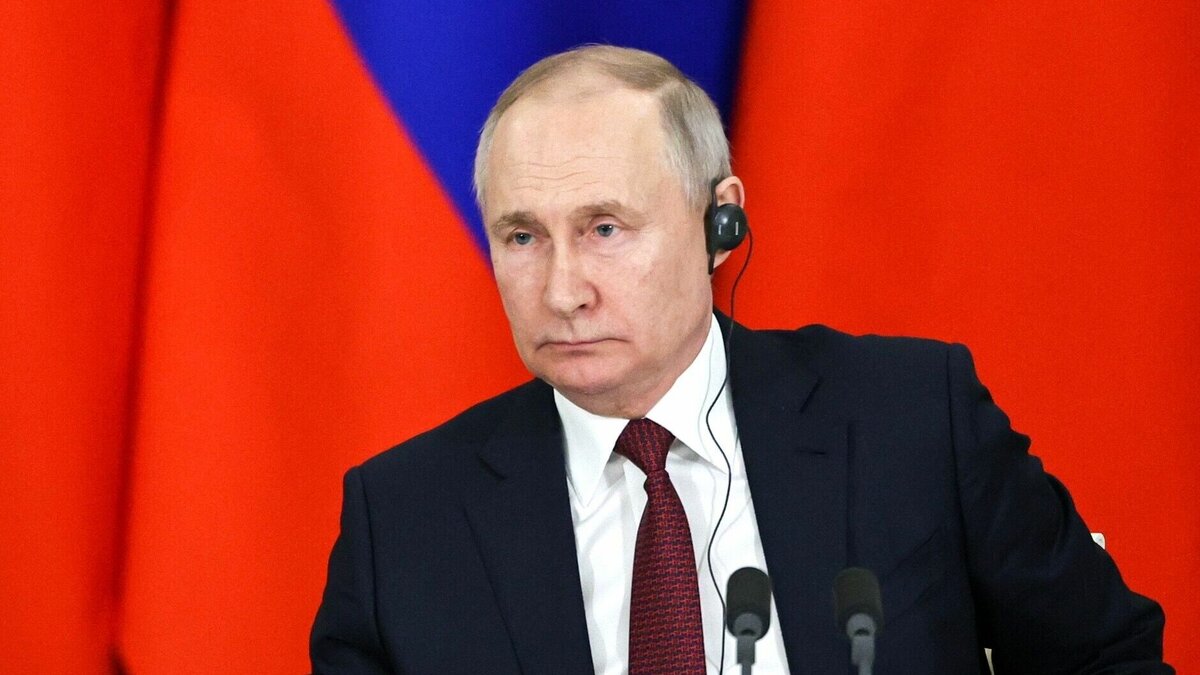     Президент России Владимир Путин назвал недоумками врагов страны. Он отметил, что «на конкурсе недоумков они бы заняли второе место».