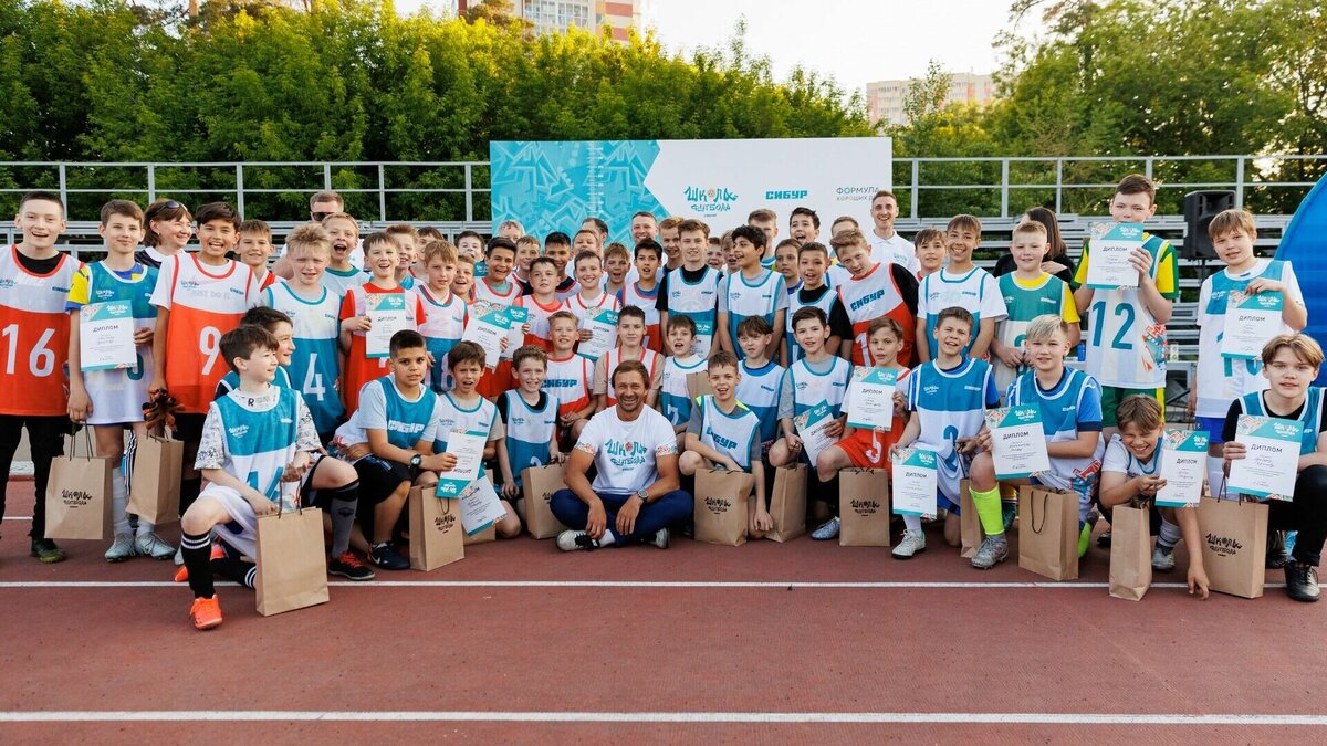     19 мая в Казани на базе стадиона «Тасма» при поддержке СИБУРа для юных спортсменов прошла просмотровая тренировка с футболистом Дмитрием Сычевым. Воспитанники, отличившиеся в ходе отборов, получат возможность попасть в летний лагерь.