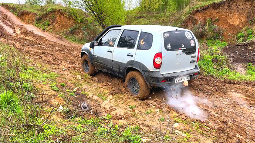 Chevrolet NIVA по раскисшей горе. Две попытки на накаченных колесах, а потом на травленных