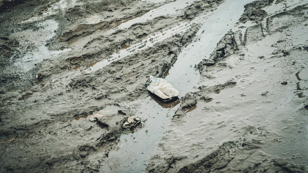     Водитель автобуса вручную прокапывал дорогу из-за вспаханного грунта.