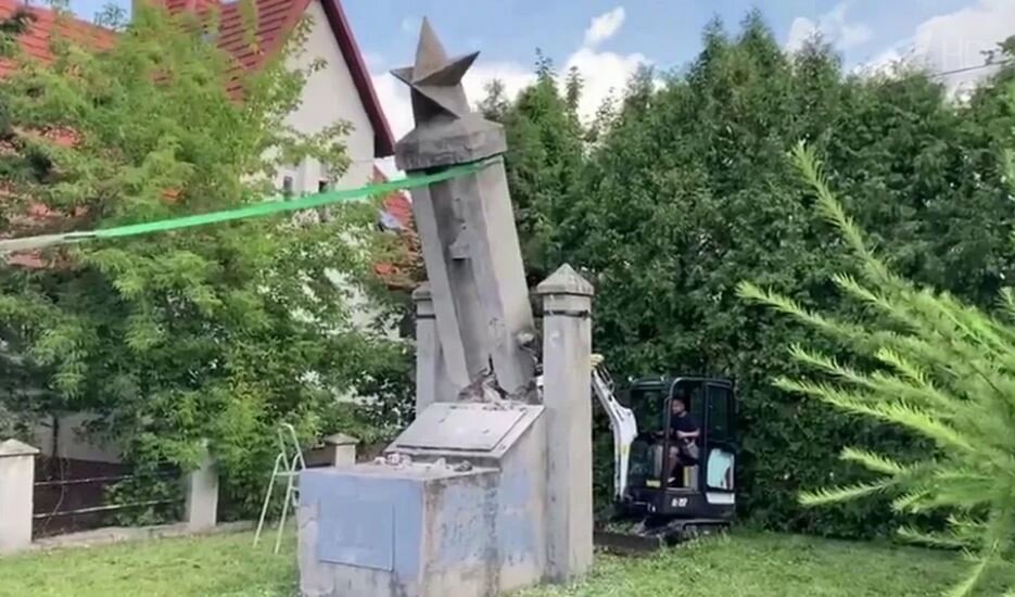 Снос памятника красноармейцам в польском городе Мальборк (иллюстрация из открытых источников)