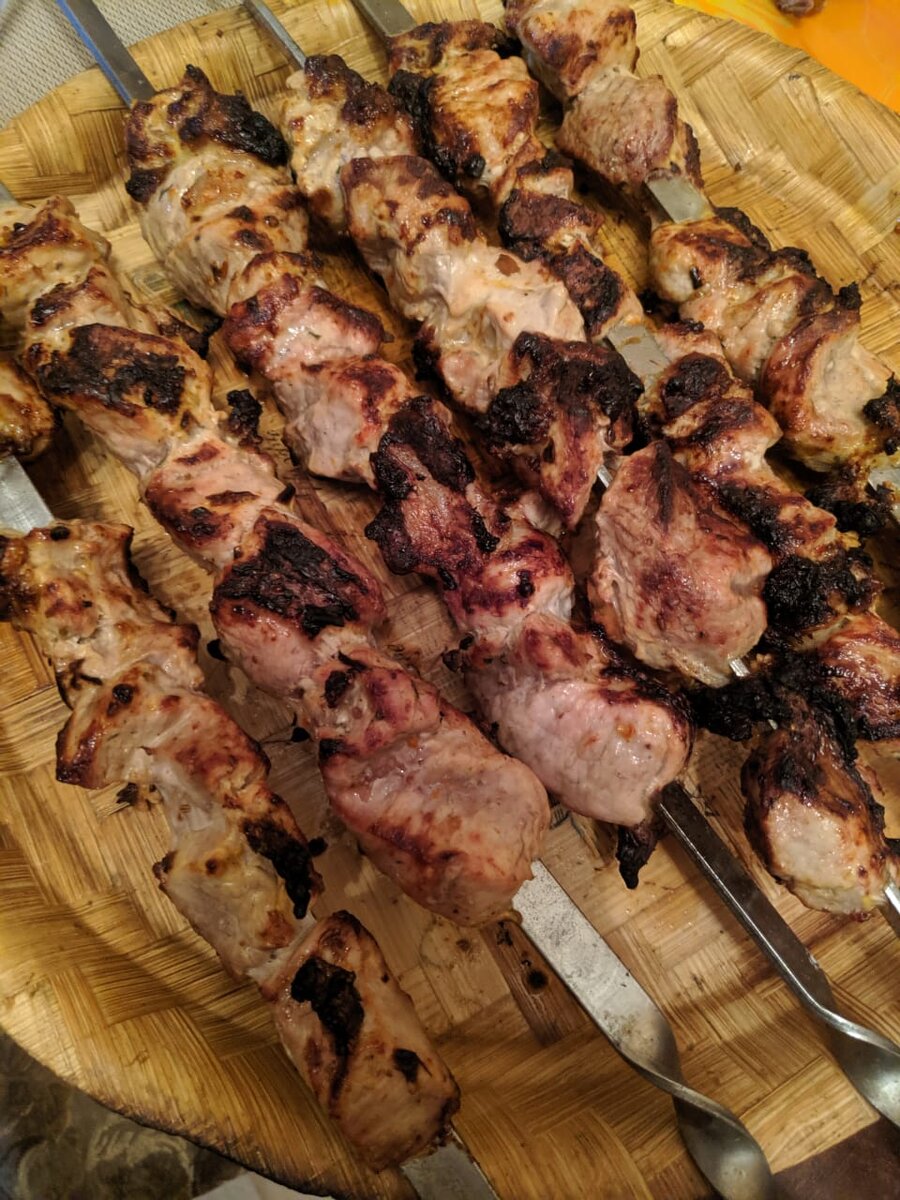 Снова шашлык, вкусно , питательно и полезно на кето питании, но тоже важно не переедать. Из архива автора канала.