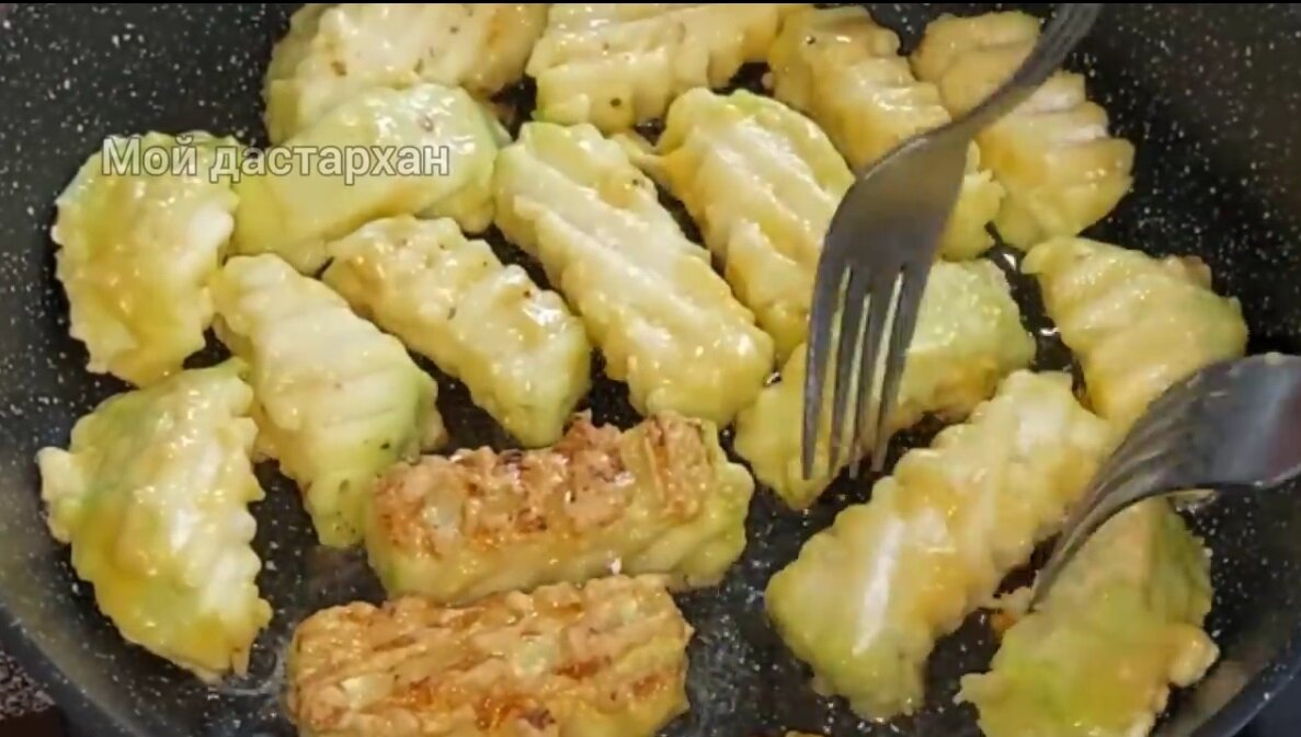  Кабачки помыть. Если кабачки молоденькие, то чистить с них кожуру не обязательно. У меня были более зрелые кабачки и поэтому кожуру я очистила. Затем кабачки нужно нарезать нужного вам размера.-10