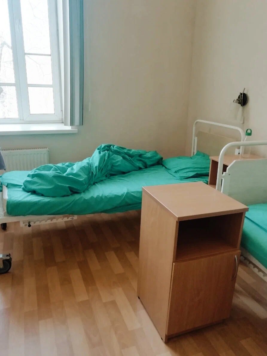 По соседству была вторая палата, и в общем блоке на две палаты стоял холодильник, был свой туалет и душевая.