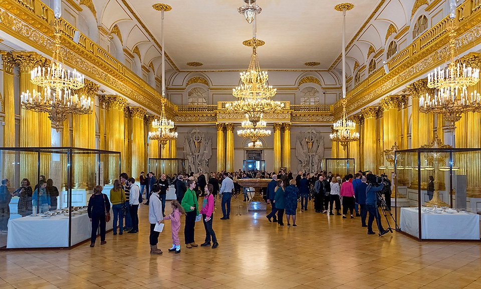 Выставка в Эрмитаже предметов из старинных дворцовых сервизов, взятых на хранение в январе 2023-го года. Фото взято из свободного доступа в интернете.