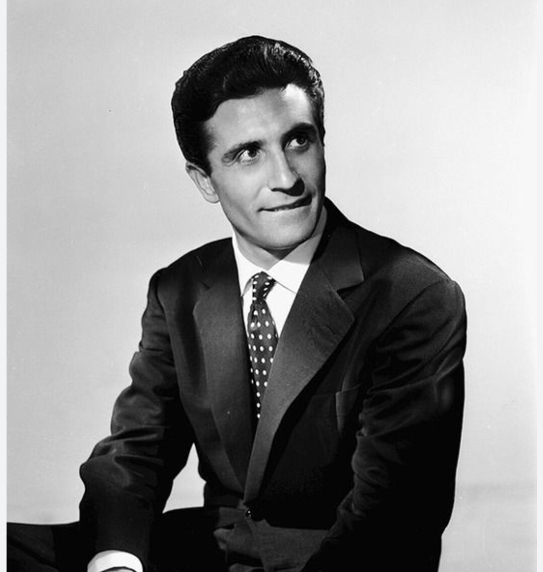 Монтан певец имя. Gilbert Becaud. Gilbert певец. Жильбер Beko. Жильбер БЕКО В молодости.